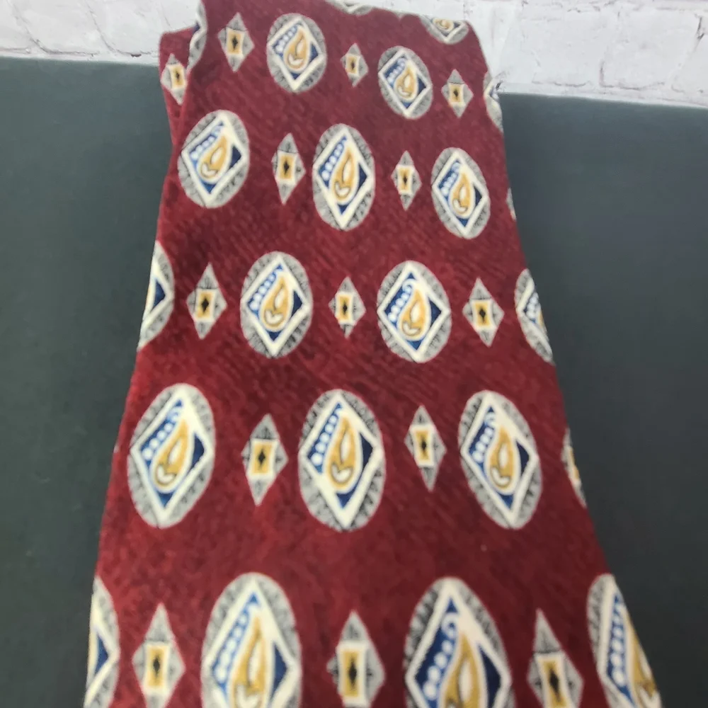 Geoffrey Beene Classic New York  Tie.